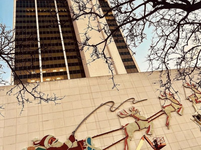 The 2022 HolidayFest featuring the Night of Lights, presented by TriCore and Downtown Fort Wayne, returns from November 23 through December 31.