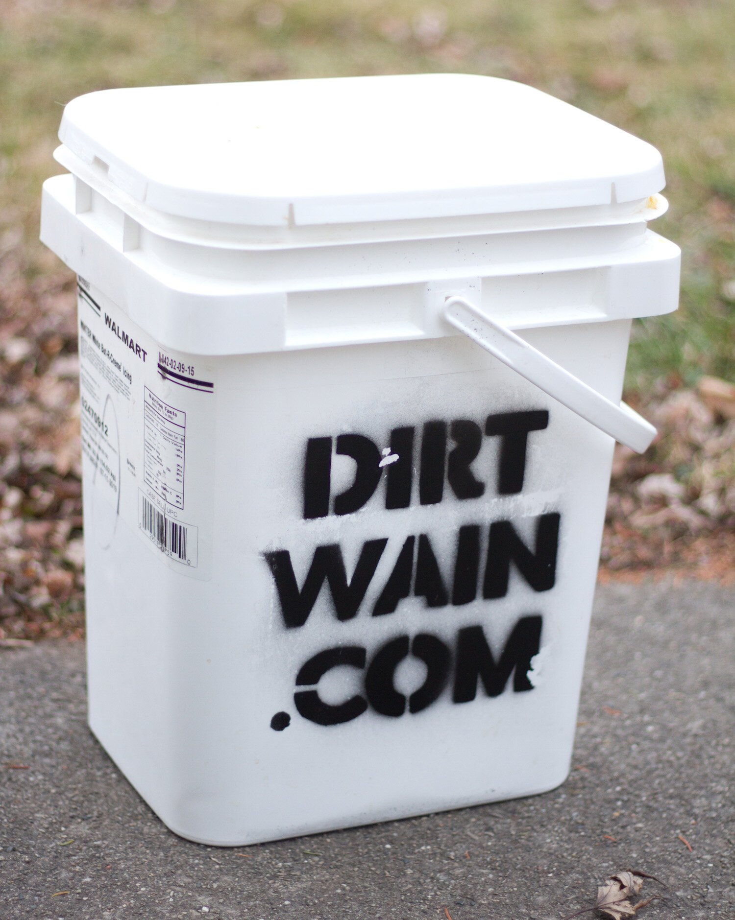 An Dirt Wain in-home compost bucket.