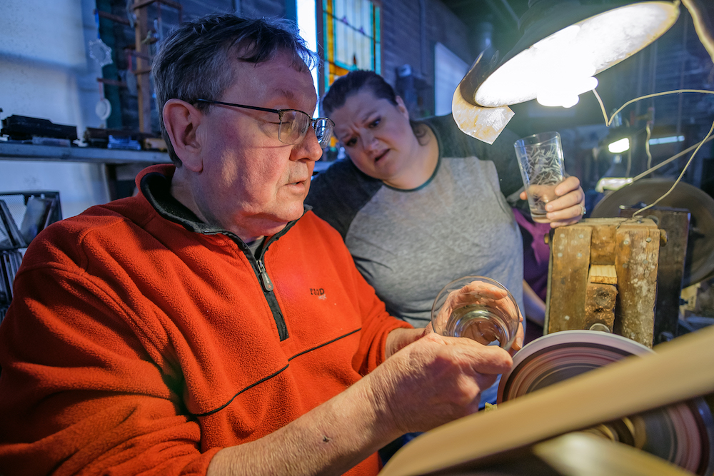 Randy teaches Kate Burns Nowak in a glass cutting class.