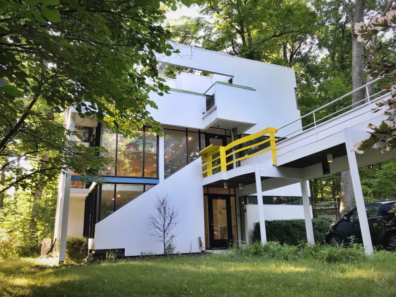 The Cube House was originally built for Graves's high school friends Jay and Lois Hanselmann.