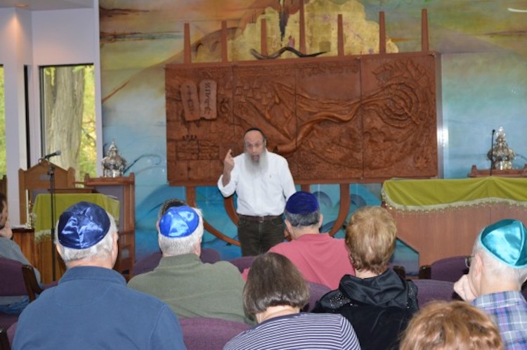 Jewish scholar Arthur Kurzweil speaks at Congregation B'nai Jacob.