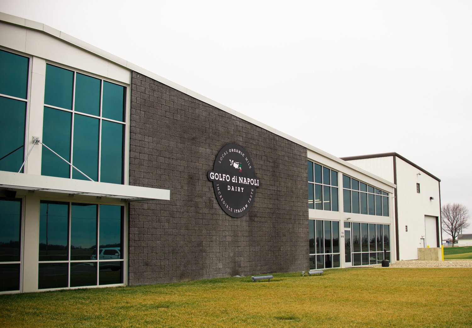 Golfo di Napoli is located at 7916 S. Warren Rd.