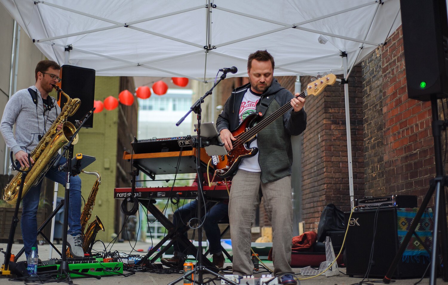 There is often live music in the alley on Friday and Saturday nights.